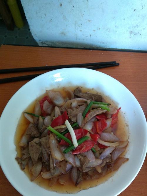洋葱炒牛肉片的做法是什么？如何快速掌握这道菜的烹饪技巧？