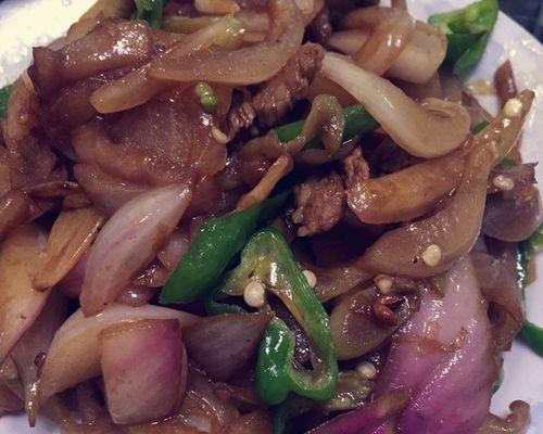 洋葱炒牛肉的做法是什么？如何炒出鲜嫩多汁的牛肉？
