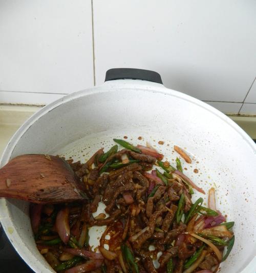 洋葱炒里脊肉怎么做？步骤和技巧有哪些？