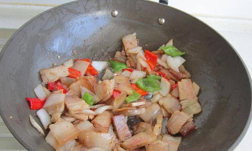 洋葱炒腊肉怎么做？有哪些步骤和技巧？