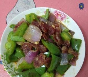 洋葱炒腊肠的做法是什么？步骤详解如何做出口感最佳的洋葱炒腊肠？