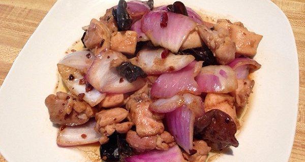 洋葱炒鸡胸肉的做法是什么？如何做出美味的洋葱炒鸡胸肉？