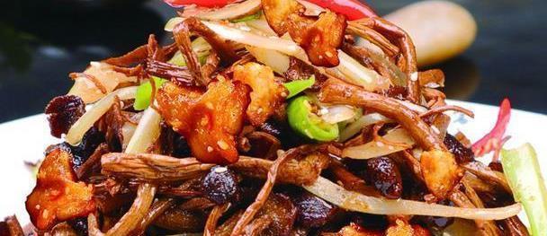 洋葱炒茶树菇怎么做？步骤和技巧是什么？