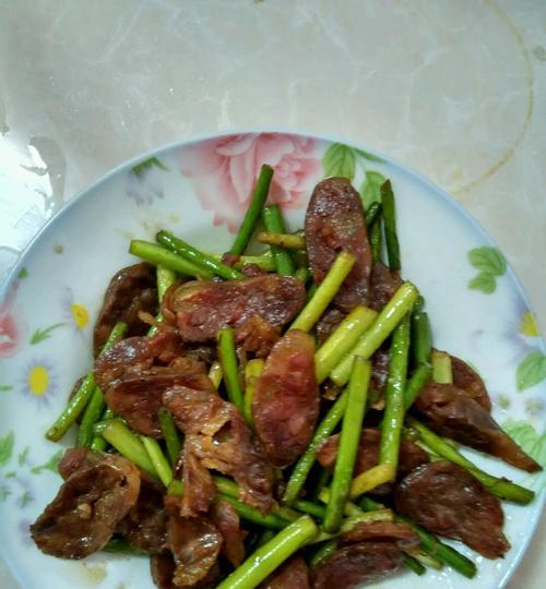 洋葱菜梗炒香肠怎么做？步骤和技巧有哪些？