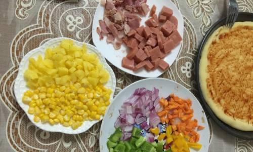 洋葱彩椒牛肉披萨怎么做？步骤和技巧有哪些？