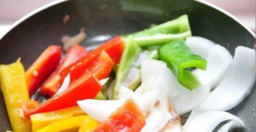 洋葱彩椒炒鸡块怎么做？步骤和技巧有哪些？