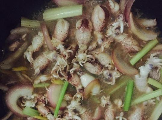 洋葱爆鱿鱼的做法是什么？如何快速掌握这道菜的烹饪技巧？