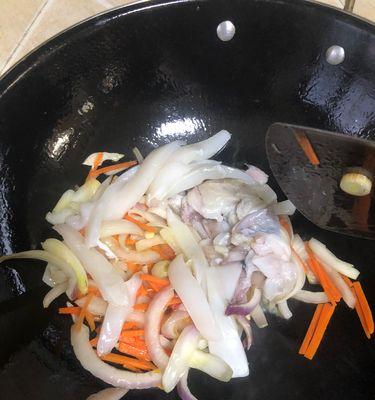 洋葱爆鱿鱼的做法是什么？如何快速掌握这道菜的烹饪技巧？