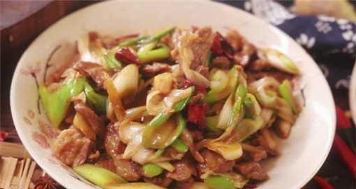 洋葱爆羊肉怎么做？步骤和技巧有哪些？