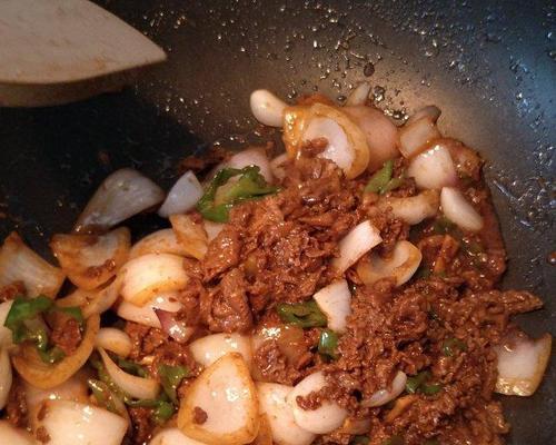 洋葱爆肉片的做法是什么？如何快速做出美味的洋葱爆肉片？