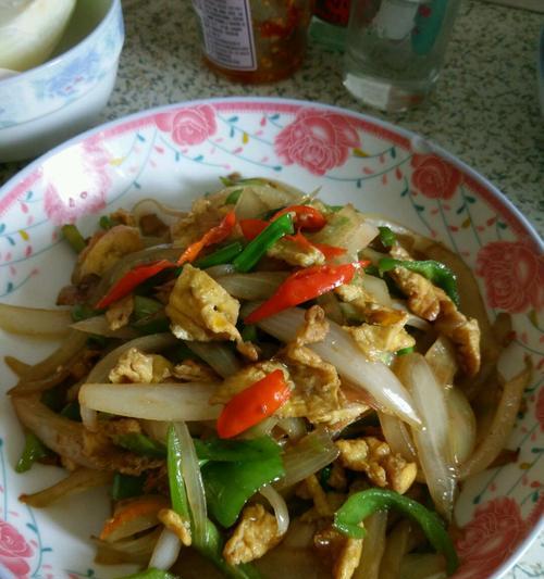 洋葱爆鸡肠的做法是什么？如何做出美味的洋葱爆鸡肠？