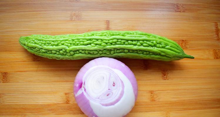 洋葱拌苦瓜的做法是什么？如何让这道菜更美味？