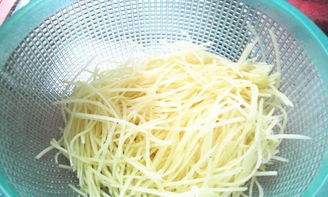 羊肉卷爆炒土豆丝怎么做？步骤和技巧有哪些？