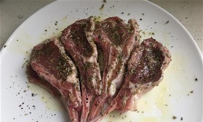 羊排搭黑醋酱汁怎么做？美味羊排的烹饪秘诀是什么？