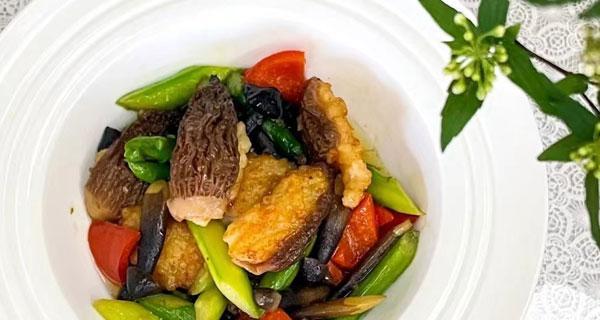羊肚菌浓汤煨豆苗怎么做？步骤和技巧是什么？