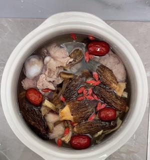 羊肚菌炖鸭汤的做法是什么？如何炖出美味的羊肚菌炖鸭汤？