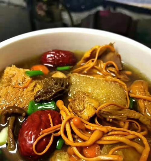 羊肚菌虫草花炖鸡汤怎么做？步骤和注意事项是什么？