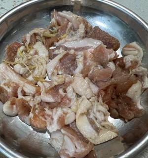 盐蒸五花肉怎么做？步骤和技巧有哪些？