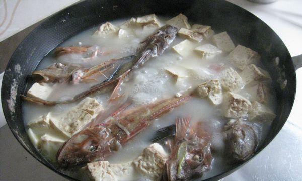 盐焗红头鱼怎么做？步骤和技巧有哪些？