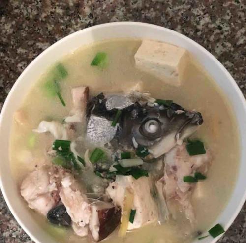 芫茜鱼头豆腐汤怎么做？步骤和技巧有哪些？