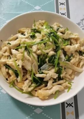 芫爆鸡丝的做法是什么？如何在家轻松制作？