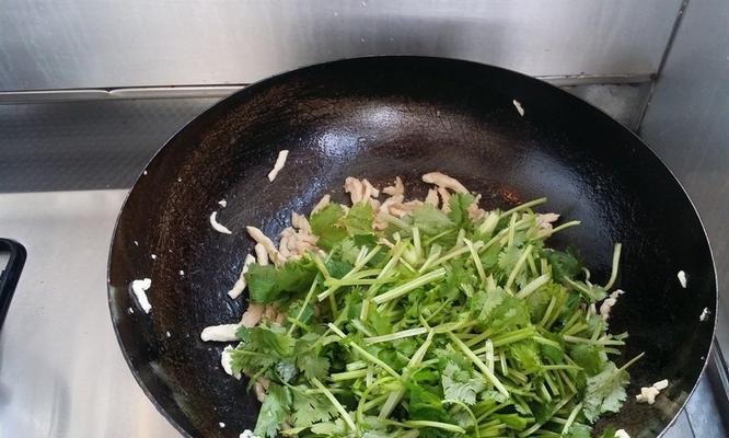 芫爆鸡丝的做法是什么？如何在家轻松制作？