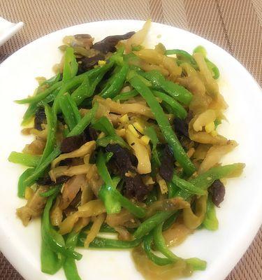 如何在家自制美味的腌制榨菜？步骤和技巧是什么？