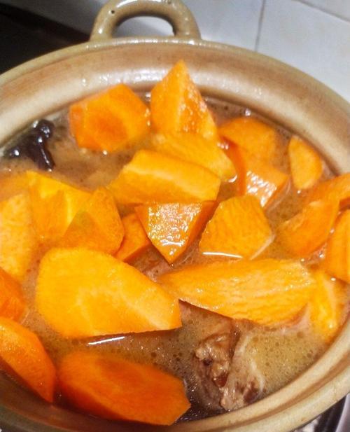 香焖鸭肉煲怎么做？步骤和技巧有哪些？
