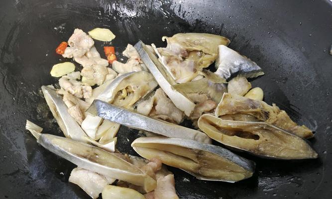 香焖金鲳鱼怎么做？步骤和技巧有哪些？