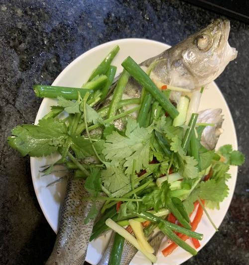 香焖海鲈鱼的做法是什么？如何确保鱼肉鲜嫩不散？