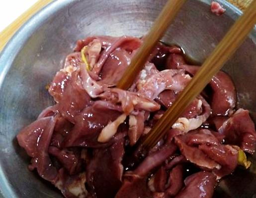 香辣猪心肉的做法是什么？如何在家轻松制作？