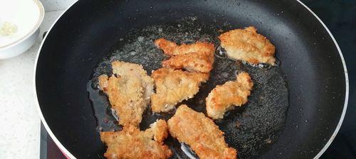 香辣炸鸡块花生怎么做？有哪些步骤和技巧？