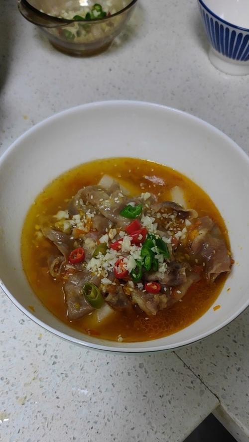 香辣酸汤金针肥牛怎么做？详细步骤和技巧是什么？