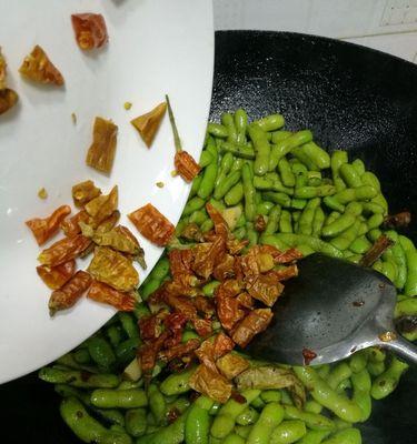 香辣水煮毛豆怎么做？详细步骤和技巧是什么？