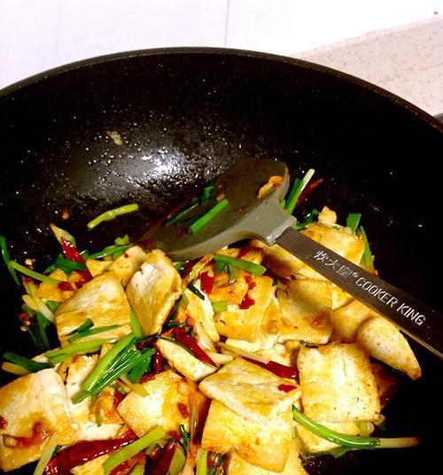 香辣青蒜苗炒豆腐怎么做？步骤和技巧有哪些？