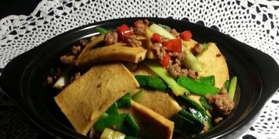 香辣青蒜苗炒豆腐怎么做？步骤和技巧有哪些？