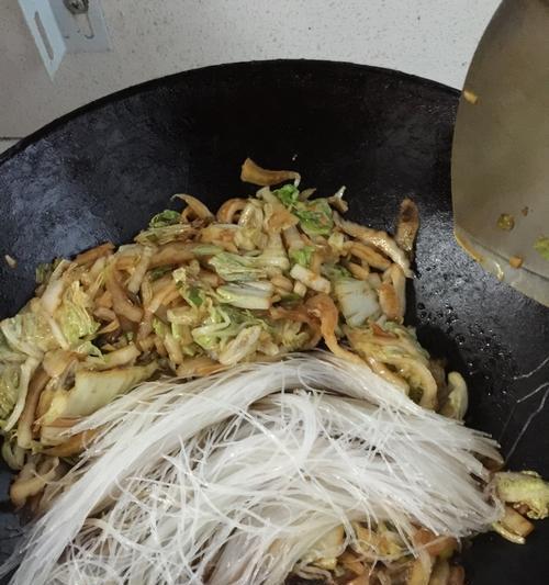 香辣木耳炒粉丝怎么做？步骤和技巧有哪些？