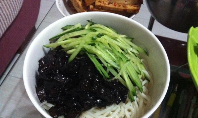 香辣蘑菇炸酱面怎么做？有哪些步骤和技巧？