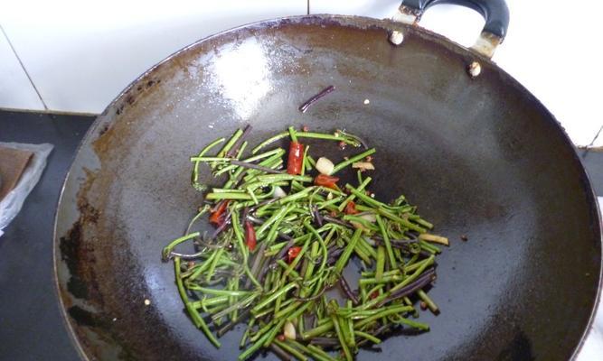 香辣蕨菜怎么做才好吃？详细步骤和技巧是什么？