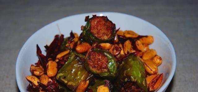 香辣虎皮椒包肉怎么做？步骤和技巧有哪些？