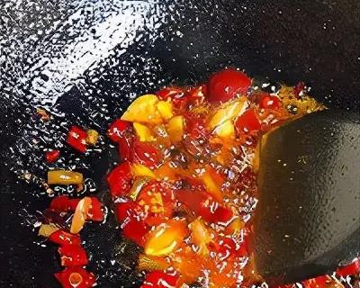 香辣红烧鲫鱼怎么做？详细步骤和技巧是什么？