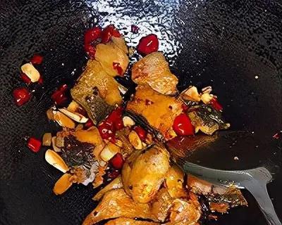 香辣红烧鲫鱼怎么做？详细步骤和技巧是什么？