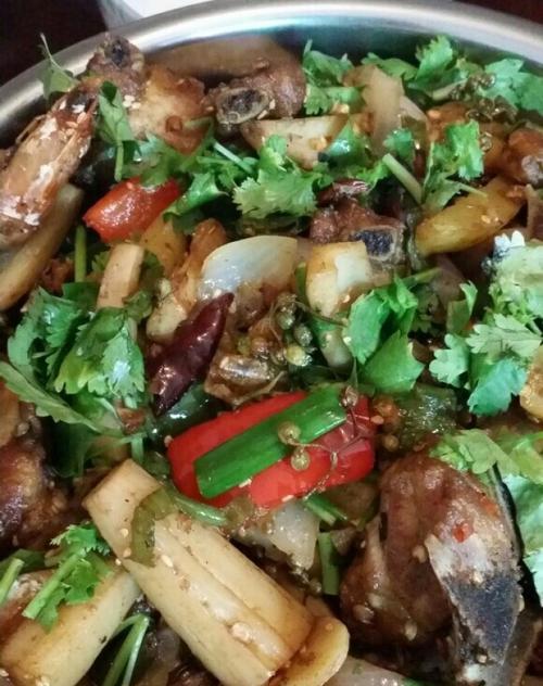 香辣干锅排骨虾怎么做？详细步骤和技巧是什么？
