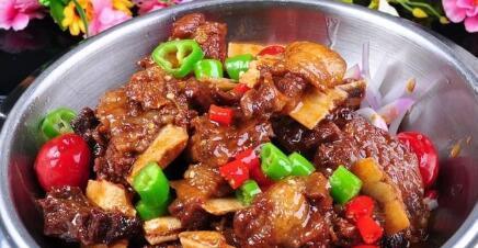 香辣干锅排骨鸡怎么做？详细步骤和技巧是什么？