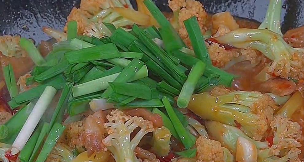 香辣干锅菜花怎么做？详细步骤和技巧是什么？