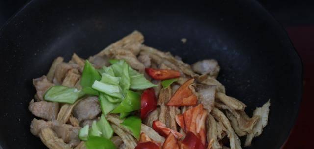 香辣腐竹炒肉怎么做？步骤和技巧是什么？