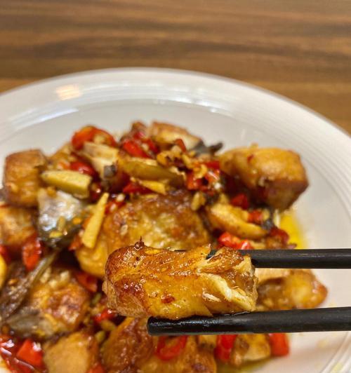 香辣版红烧鱼怎么做？步骤和技巧有哪些？