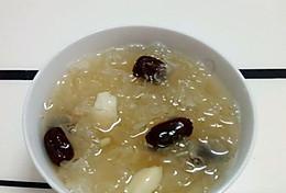 香蕉百合银耳乌鸡汤的做法是什么？有哪些健康益处？