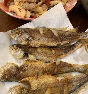 香煎小黄花鱼的做法是什么？如何确保鱼肉鲜嫩不粘锅？