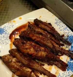 香煎小黄花鱼的做法是什么？如何确保鱼肉鲜嫩不粘锅？